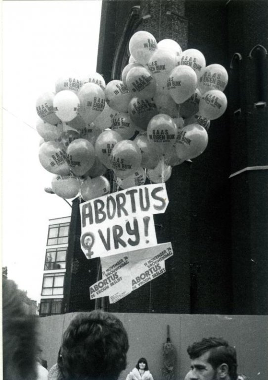 Balonnen van Dolle Mina tijdens een actie voor abortus, 24 oktober 1976 (collectie Greta Craeymeersch)