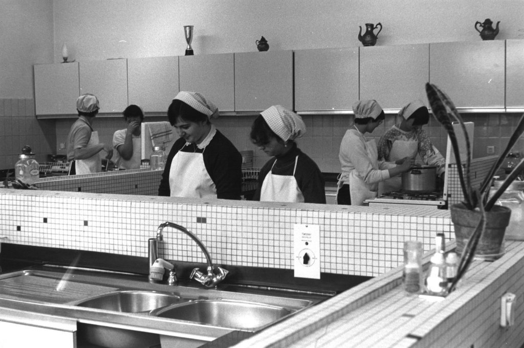 Vrouwen aan het werk in een grootkeuken, z.d. (collectie AVG-Carhif)