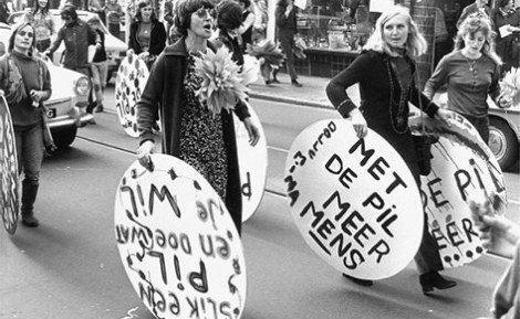 Propagandaoptocht van Dolle Mina voor het gebruik van de anticonceptiepil, Amsterdam, 10 oktober 1970 (collectie Atria, Amsterdam)