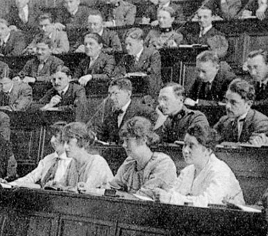 Meisjesstudenten farmacie aan de Universiteit van Luik op de eerste rij, ca. 1900.
Musée de la Vie Wallonne.